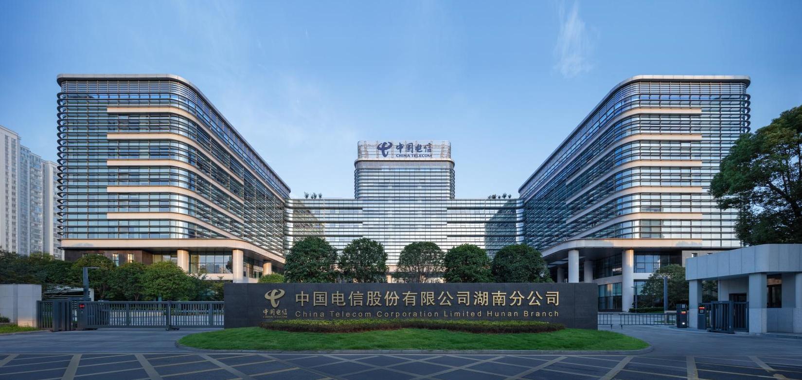 公司承建的湖南信息園（調(diào)度大樓、通信機(jī)房、地下室、附屬樓）工程榮獲兩項(xiàng)（土建、安裝）中國(guó)建設(shè)工程魯班獎(jiǎng)